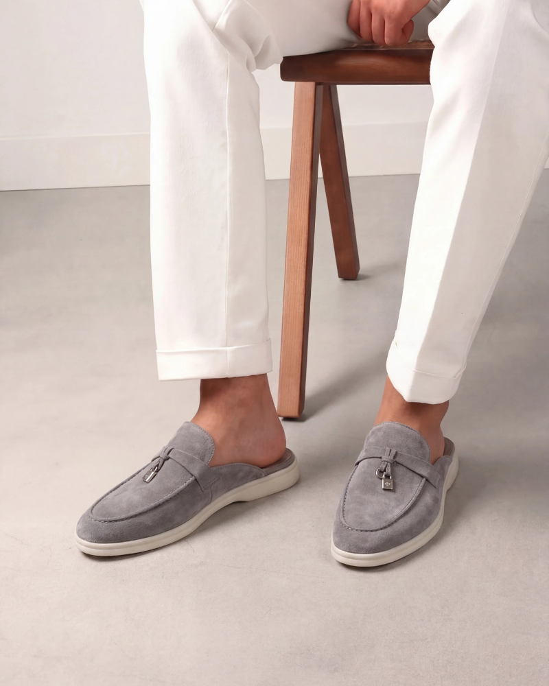Hellgraue Wildleder-Mule im mediterranen Stil Maja