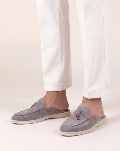 Hellgraue Wildleder-Mule im mediterranen Stil Maja