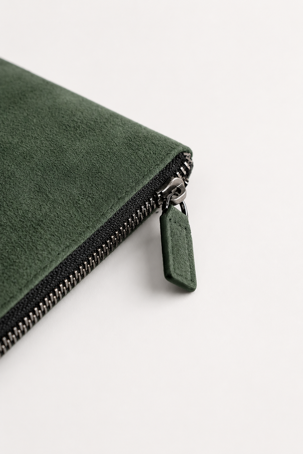 Alcantara Clutch Bag Mitternachtsgrün Maja