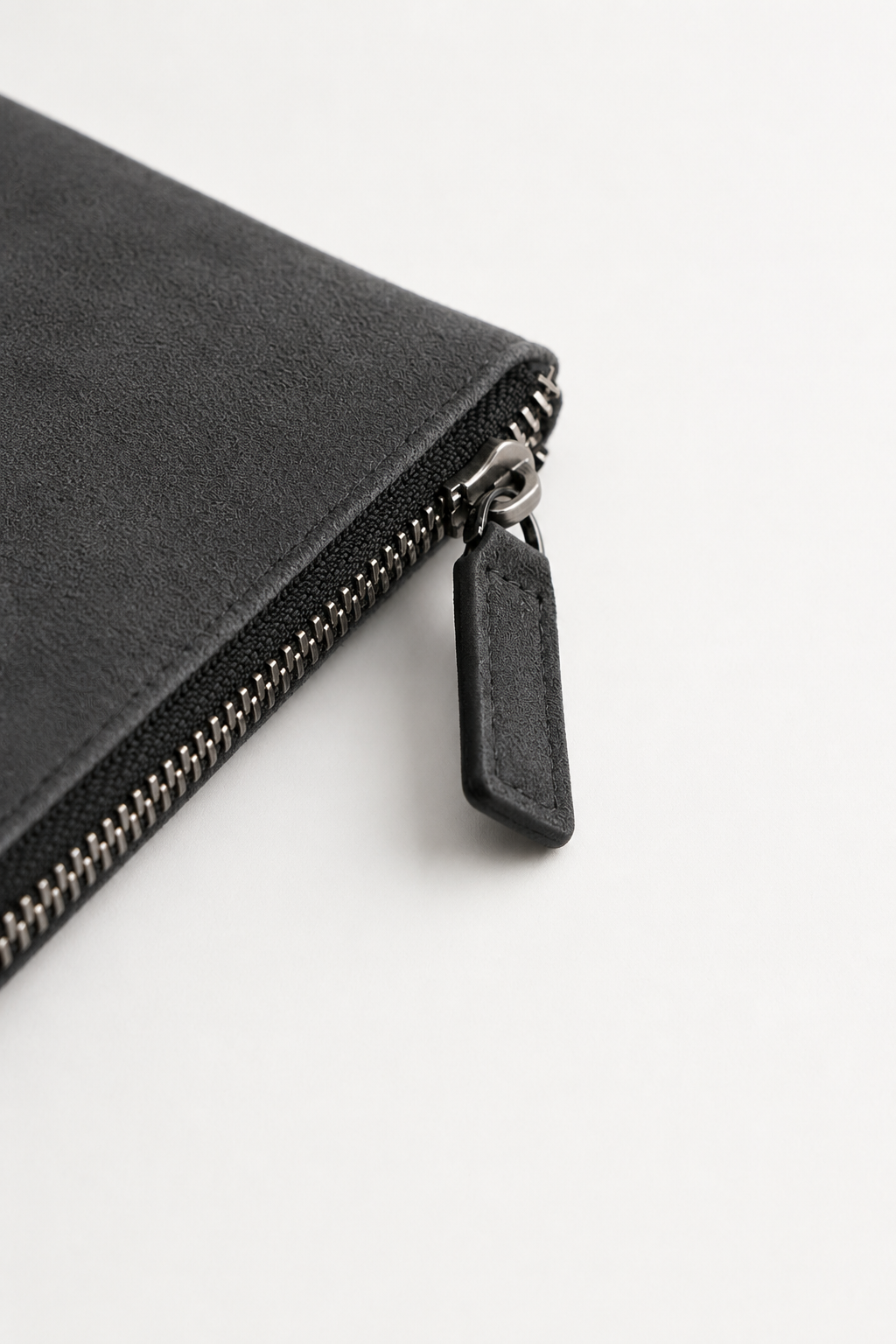 Alcantara Clutch Bag Dunkelgrau Maja