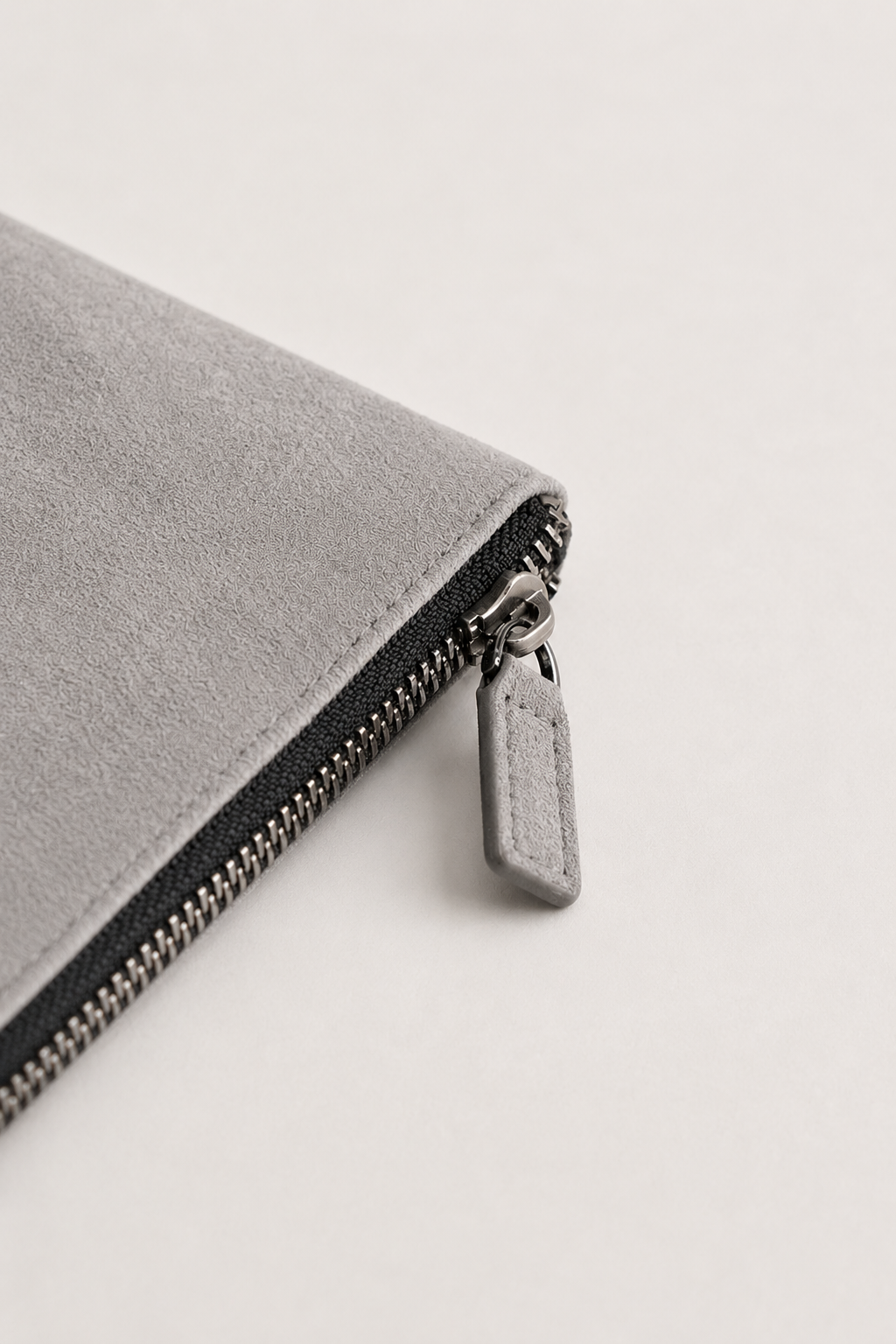 Alcantara Clutch Bag Mondstein Grau Maja