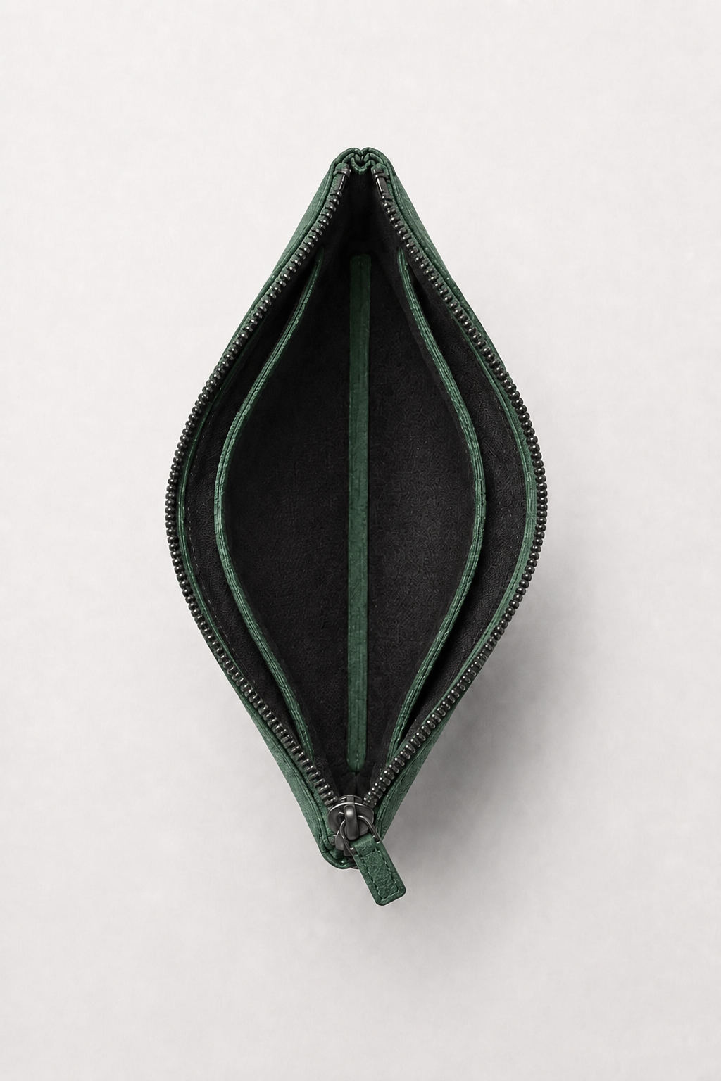 Alcantara Clutch Bag Mitternachtsgrün Maja
